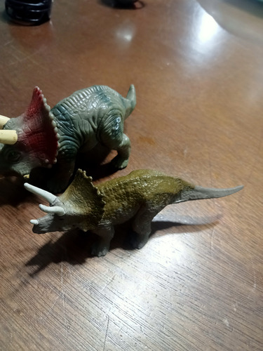 2 Mini Dinosaurios Jurassic World Triceratops (Usado)