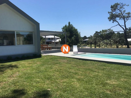 Excelente Oportunidad. Hermosa Casa Con Piscina.- Ref: 214285