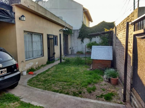 Casa Actualizada - Venta - Castelar Norte - Toma Propiedad Permuta