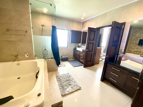 Imagen 8 de 19 de Casa En Venta En Los Robles Residencial Zapopan