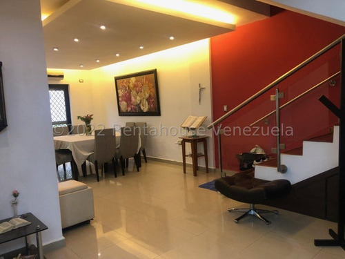 Hermosa Y Bella Casa De Niveles Con Detalles En Escayola, Estilo Moderno Con Cocina , Con Tope De Siliestone , Baños Modernos ,ubicada En Zona Tranquila, Conjunto Exclusivo Y Entablillado Con Patio, Z