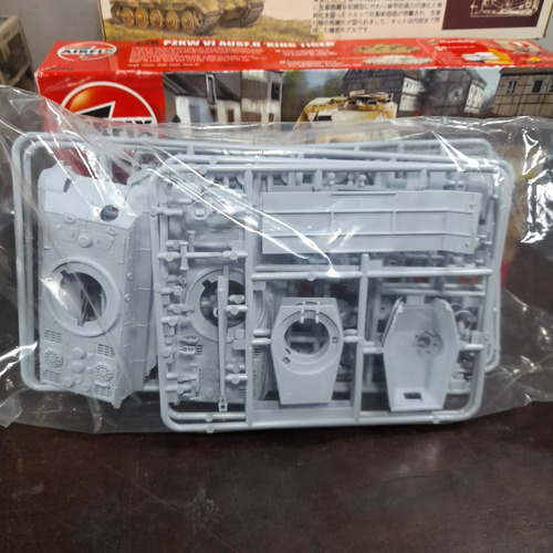 Imagem 4 de 8 de Plastimodelo Kit 2 Tanque Alemão Ww2 King Tiger 1:75 Airfix