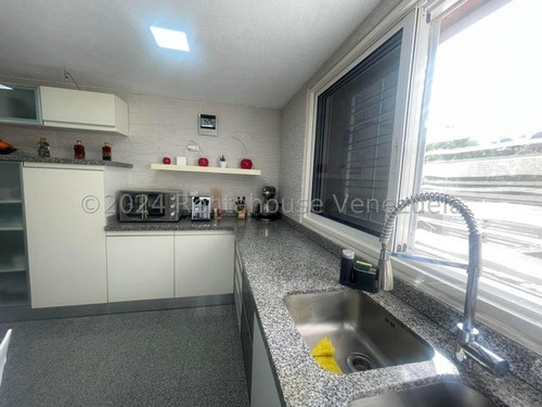 Moderno Town House, En Venta. En La Lagunita Country Club. 25-3610