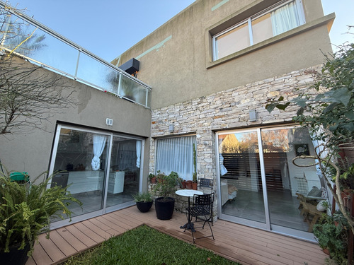 Venta Duplex Tipo Casa Complejo Cerrado Banfield Pileta
