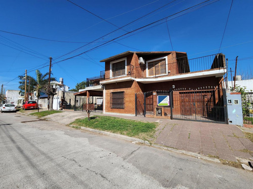 Amplio Chalet En En Venta  Con Pileta, Quincho Y Depto En Fondo