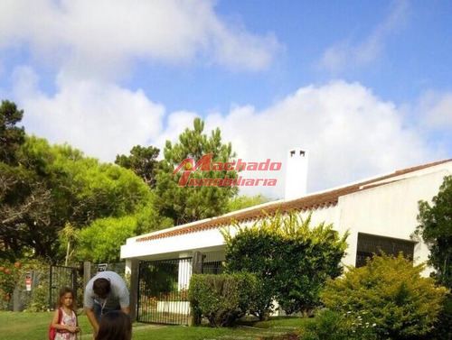 Muy Buena Casa, En Zona Residencial- Ref: 5213