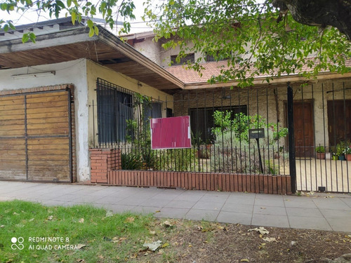 Casa En Venta En Quilmes, Amplio Fondo Libre.