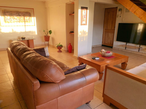 Espaciosa Casa En Venta De 4 Dormitorios