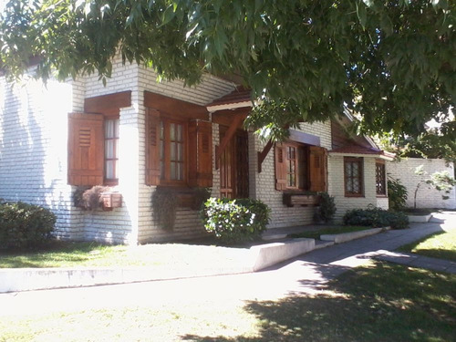 Imagen 2 de 17 de Amplio Chalet En Excelente Zona En La Ciudad