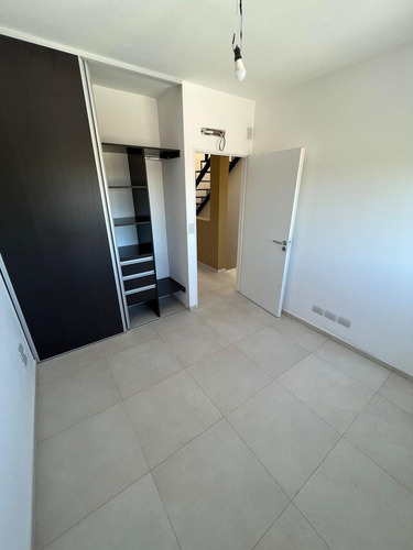 Duplex En Venta A Estrenar De 4 Ambientes Carlos Croce 990 (banfield)