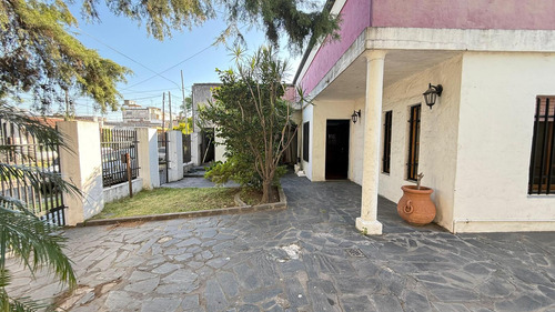 Vivienda Multifamiliar Con Dos Casas Y Un Galpón En Un Amplio Terreno En Billinghurst