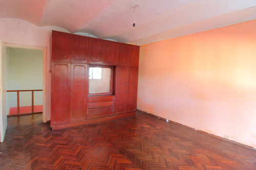 Oportunidad !! Cordón Sur, Sobre Calle Guaná. Padrón Único, 105 M2, Garage Amplio. 2 Dormitorios, 1 Baño.