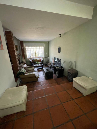Venta Casa 5 Ambientes - Padua Centro - Con Parque Y Pileta