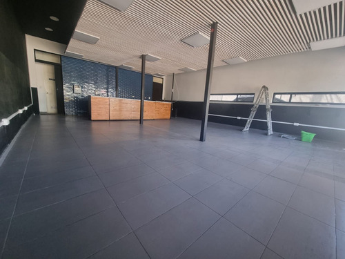 Se Arrienda Local Comercial De 84 M2 De Planta Libre A 2.400