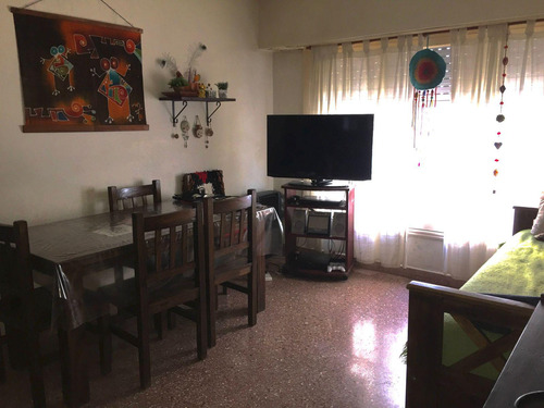 Departamento En Ph. Dos Ambientes. Luminoso. Todos Los Servicios.