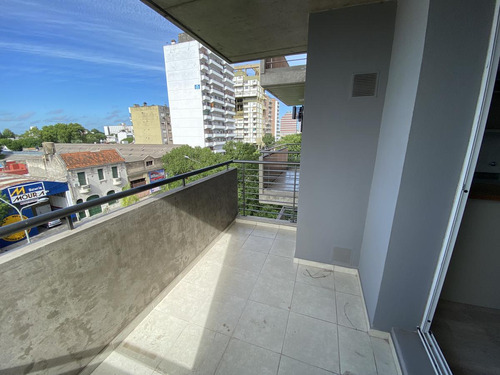 Departamento En Venta De Dos Dormitorios Con Balcon Primer Piso Barrio Abasto 27 De Febrero 1400