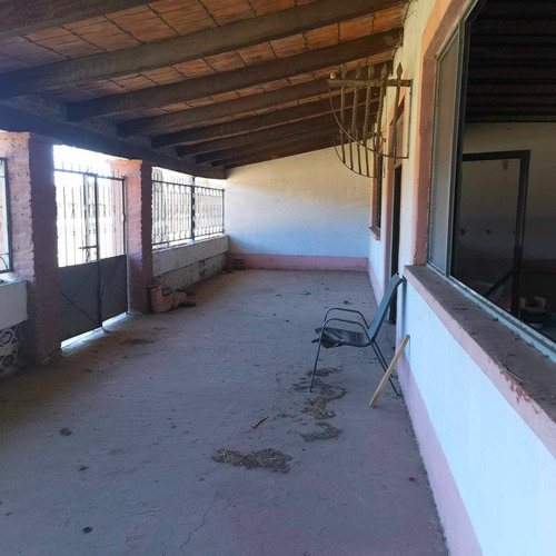 Terreno Rectangular De 1,914 M2, Con 1,051 M2 De Construcción, Ubicado Con Frente De 77.6 Ml A La Carretera Federal 45d Celaya - Querétaro, Km 33, Apaseo El Alto, Gto.
