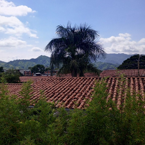 Guatire, Las Rosas, Conj Res Campo Alegre. Vende Casa, Amplia, Cómoda E Iluminada (riv)