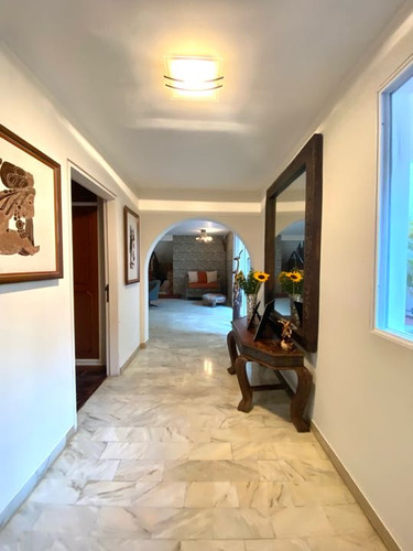 Se Vende Casa En Prados Del Este. 4h+s/5b+s/5p. Calle Cerrada