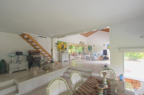 Casa De 4 Dormitorios Con Piscina En Alquiler- Ref: 3874