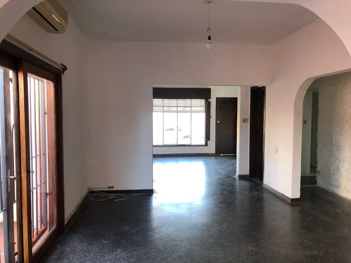 Lega Propiedades Vende Hermosa Casa Con Fondo.