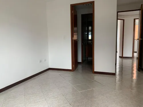Vendo Apartamento Ubicado En La Parte Baja De La Loma De Los Bernal, Suoer Bien Ubicado