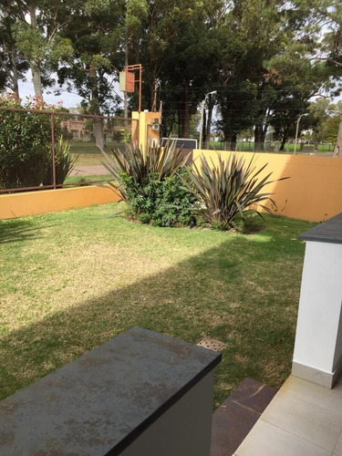 Imagen 2 de 11 de Espectacular Apartamento En Venta En Carrasco. Con Jardin. (ref: Bon-2605)