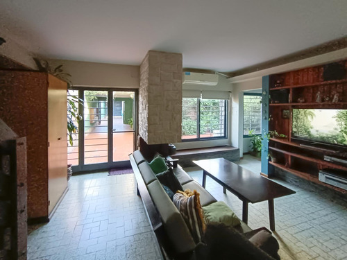 Venta / Permuta- Casa - 4 Dormitorios - Estudio, Quincho, Parrillero, Piscina - Abasto, Rosario.