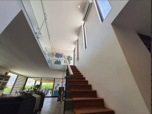 Venta De Espectacular Casa En Hacienda Chacabuco 5 Dorm.