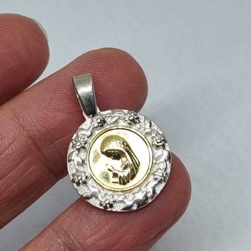 Imagen 4 de 7 de Dije Plata Y Oro Virgen Niña Con Corona Chica