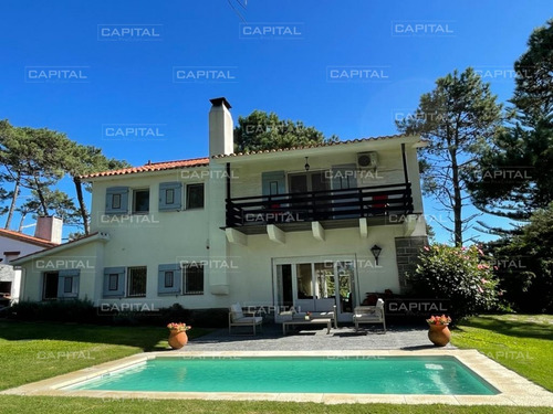 Moderna Casa De Cuatro Dormitorios En Playa Mansa Venta-ref:27936