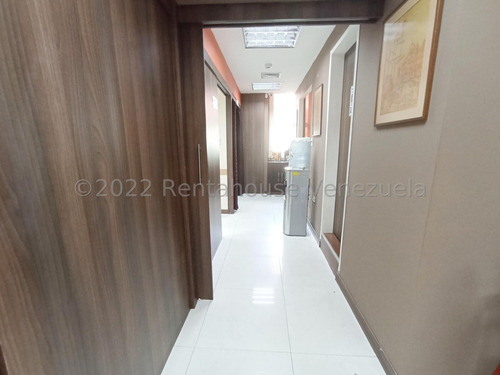 Raiza Suarez Vende Oficina En Edificio Comercial Al Este De Barquisimeto 2 3 1 0 8 6 2, El Edificio Posee Planta Eléctrica. Su Condominio Es De Autogestión Dentro De La Misma Sede, Zona Facil Acceso