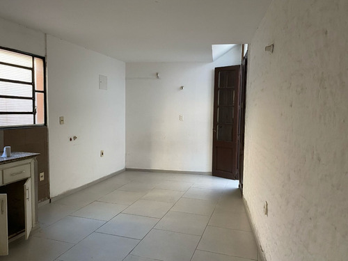 Casa En Alquiler La Comercial // Tres Cruces 2 Dormitorios Y Patio