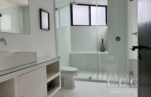 Imagen 21 de 30 de Este Departamento En Realidad Es Una Casa Con Los Beneficios