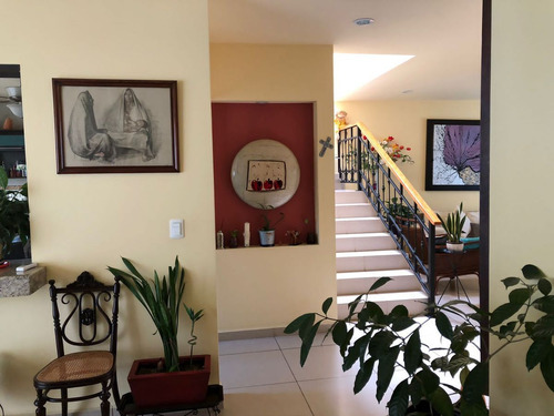 En Venta Casa En Centro Sur, Claustros, Gran Ubicación, Alberca, 3 Recamaras..