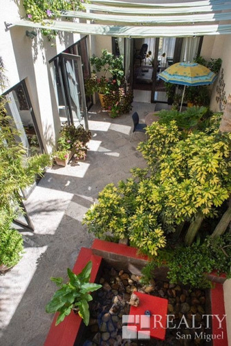 Imagen 3 de 23 de This Home Is Alive With Color, Light, And Artistic Details!