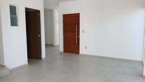 Venta De Casas En El Encino, Pasillo Lateral, Estudio O 4ta Rec En Pb, Lujo