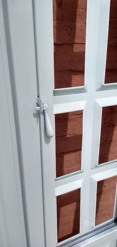 Imagen 4 de 6 de Puerta Exterior Chapa Simple 80 Con Postigo 1/4 Vidrio