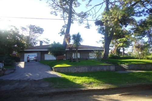 Imagen 2 de 30 de Excelente Chalet De 6 Ambientes Con Piscina Y Casa De Servicio Ideal Vivienda Permanente Muy Luminoso