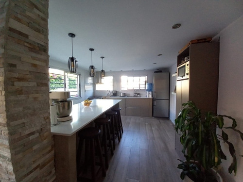 Imagen 4 de 14 de Casa En Tolosa. 5 Dormitorios Parque Pileta Reciclada