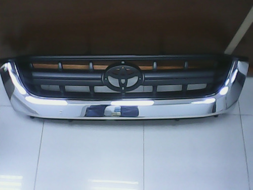 Parrilla Cromada Hilux 2003 / 2005 Nueva Original