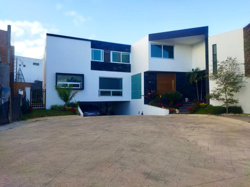 Casa En Venta En Residencial Provenza, Tlajomulco