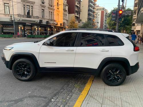 Imagen 8 de 12 de Jeep Cherokee Trailhawk 3.2 V6 270cv At9
