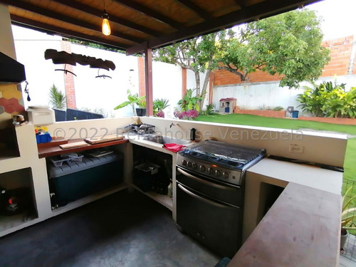 Imagen 30 de 30 de Casa En Venta En Santa Elena Barquisimeto Cocina Con Topes De Silestone Y Equipada Gabriela C. #22-26294