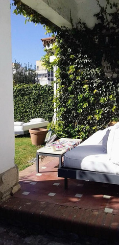 Hermosa Casa En Estilo Colonial En Rogelio Martinez De 3 Dormitorios
