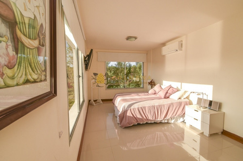 Excelente Apartamento De Tres Dormitorios Frente Al Mar - Punta Del Este- Ref: 3912