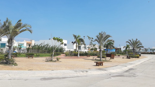 Casa En Venta En Veracruz. Con 4 Recamaras. Fracc. Las Palmas.