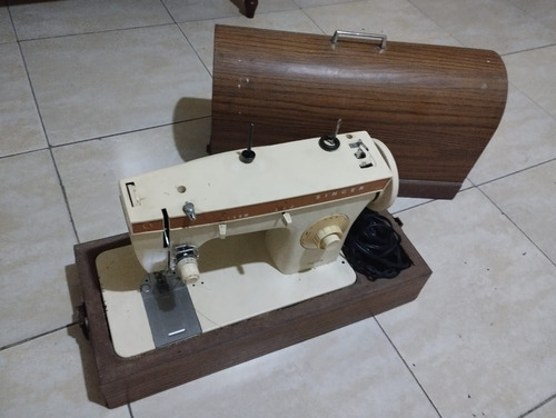 Maquina De Coser Coser Singer 247 Con Estuche.