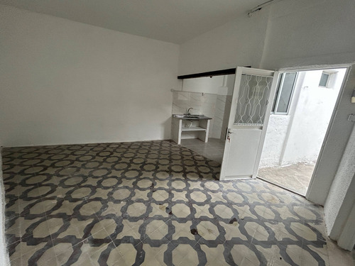 Alquiler - Apartamento Con Dos Ambientes Y Patio En Pocitos - Vázquez Y Vega Y Bv. España