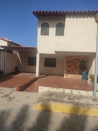 Bello Townhouse En Venta, Manantial En Los Robles.